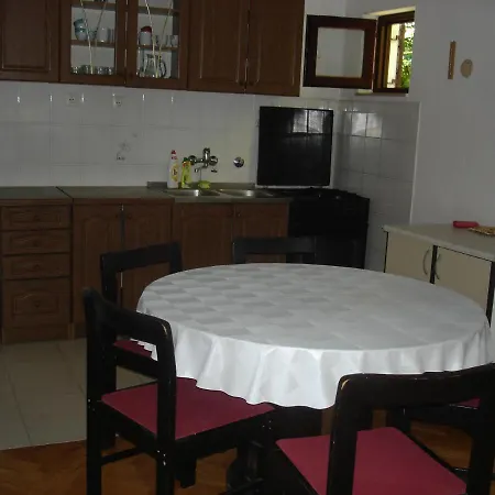 Apartment Mate I Dinka *