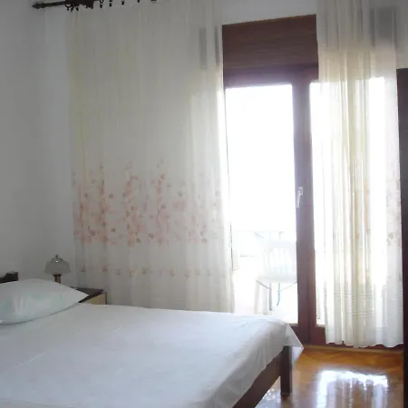 Apartment Mate I Dinka *