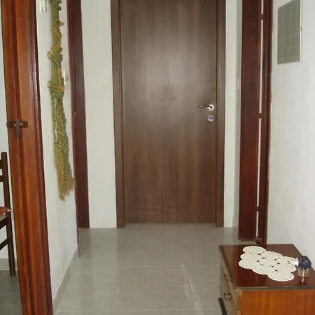 Apartment Mate I Dinka *