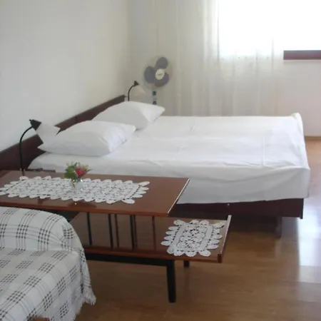 Apartment Mate I Dinka *